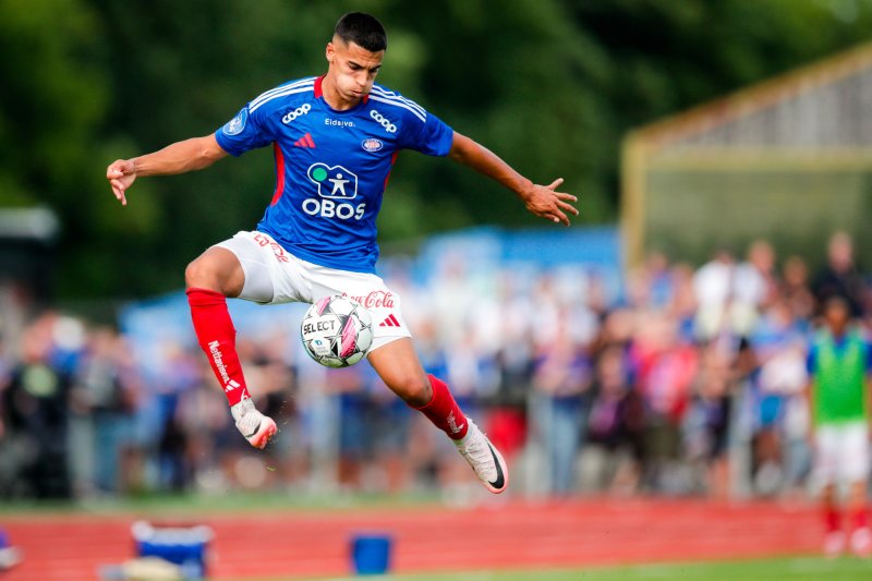 Jones El-Abdellaoui limte ballen i krysset etter dette nedtaket (Foto: Christoffer Andersen / NTB)