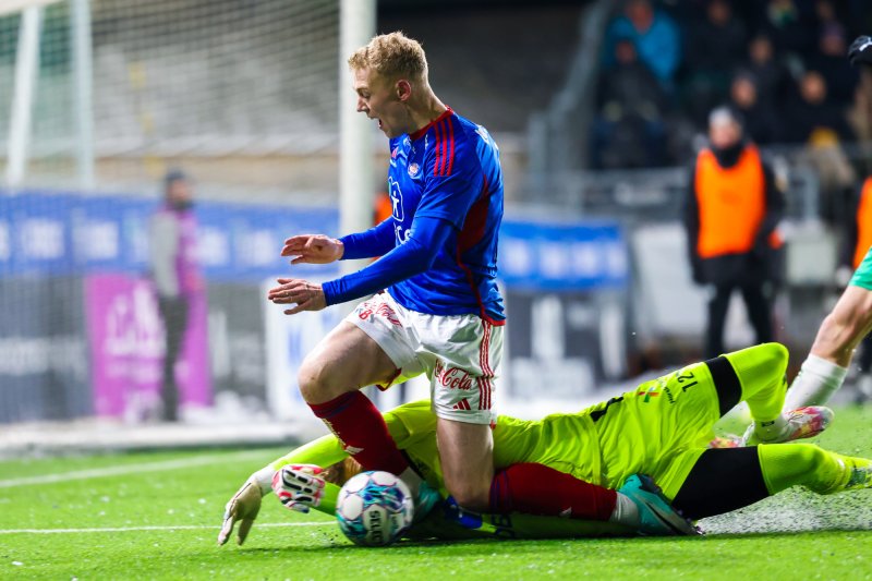 Bjørdal i duell med Marcus Sandberg (Foto: Geir Olsen / NTB)