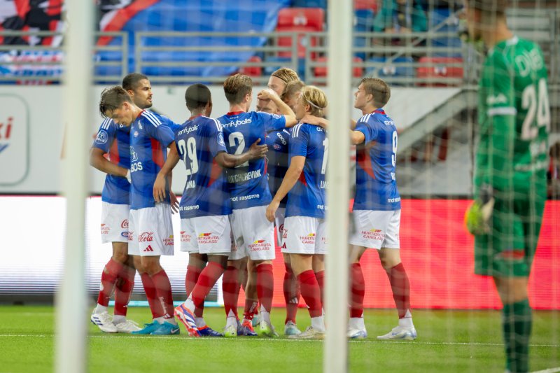 Petter Strand og gutta jublet for mandagens fjerde scoring (Foto: Amanda Pedersen Giske / NTB)