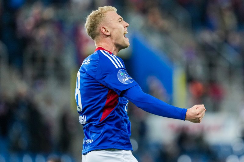 Henrik Bjørdal har akkurat sendt Vålerenga i ledelsen mot Aalesund (Foto: Cornelius Poppe / NTB)