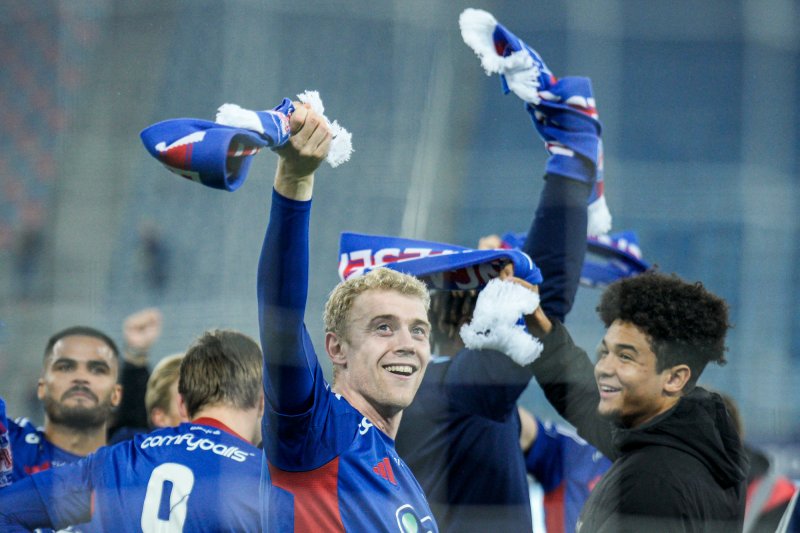 Henrik Bjørdal jubler etter at Vålerenga rykka opp til Eliteserien (Foto: Stian Lysberg Solum / NTB)