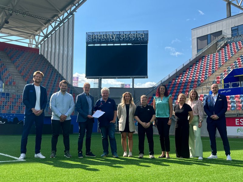 Vålerenga, VKIP og Eidsiva har signert avtalen som skal gjøre Intility Arena til en av Norges mest bærekraftige idrettsarenaer (Foto: Vålerenga)