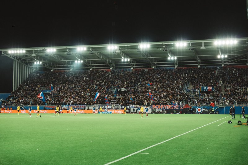 Østblokka sett fra motsatt side av stadion (Foto: Daniel Kivle)