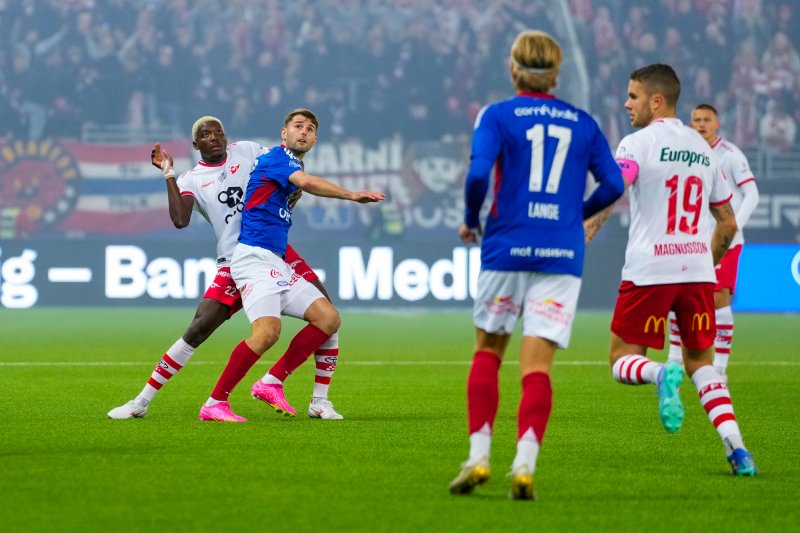 Det var mange tøffe dueller og stort tempo i kvartfinalen (Foto: Beate Oma Dahle / NTB)