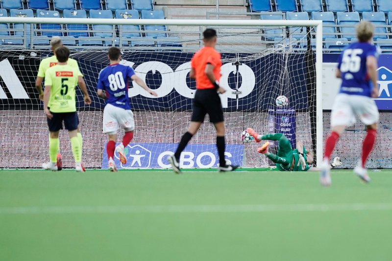 Vidtun Nilsen prøvde forgjeves å redde skuddet fra Magnus Riisnæs (Foto: Amanda Pedersen Giske / NTB)