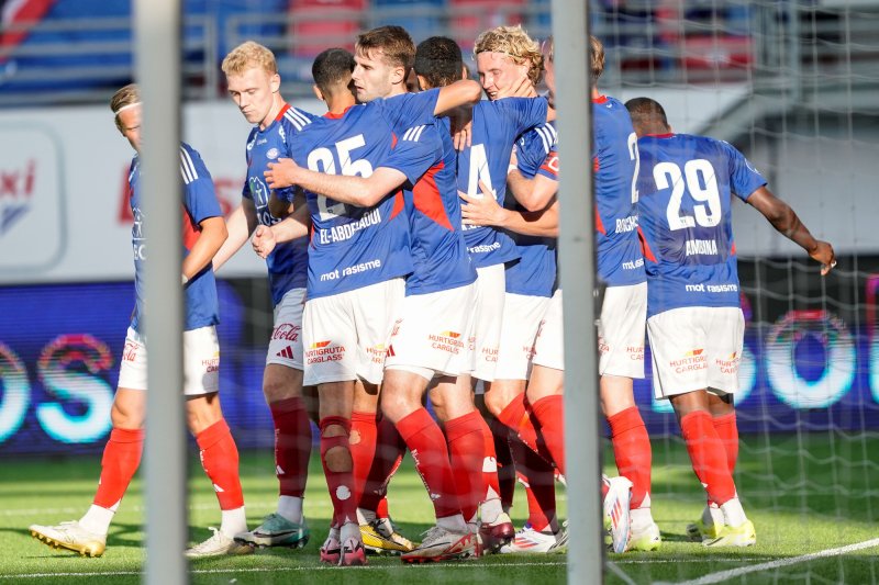 Sebastian Jarl gratuleres for sin første scoring i kongeblått (Foto: Amanda Pedersen Giske / NTB)