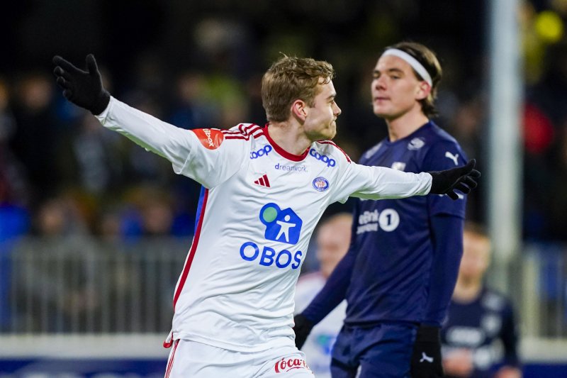 Daniel Håkans jubler for scoring på Nordmøre stadion (Foto: Terje Pedersen / NTB)