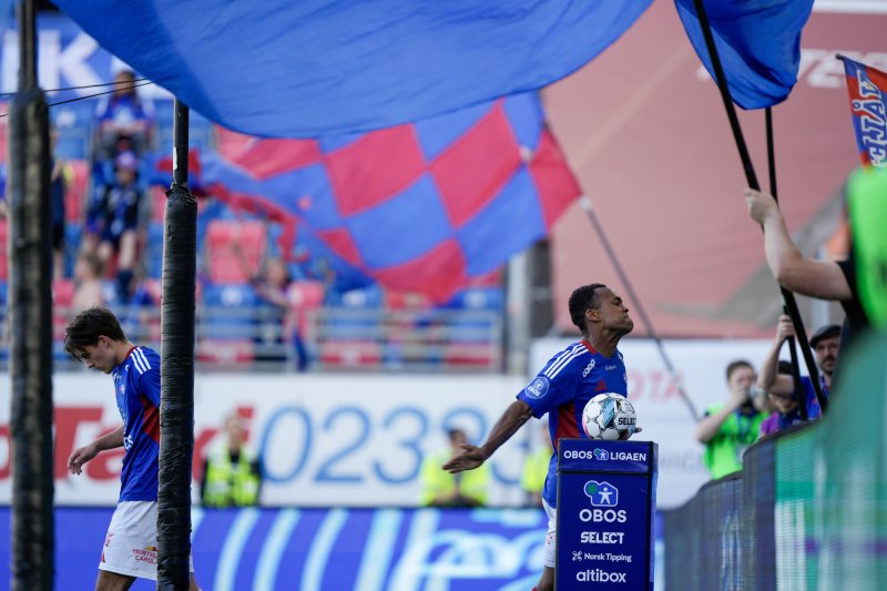 Ola Kamara feier foran Østblokka (Foto: Fredrik Varfjell / NTB)