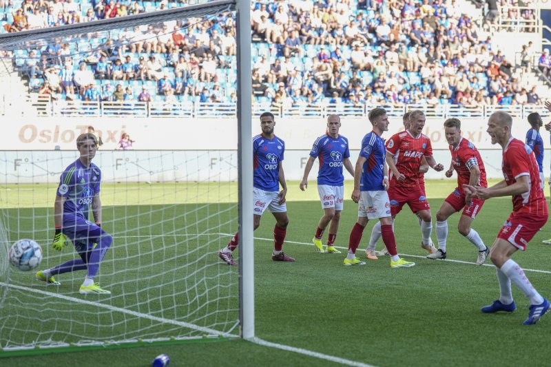 Sjøeng ser fortvilet på ballen som går i nettet (Foto: Heiko Junge / NTB)