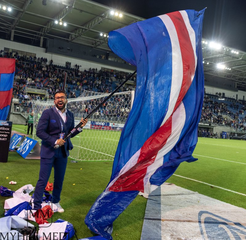 Mehran Amundsen-Ansari feirer foran ØSTBLOKKA (Foto: Myhre Media)