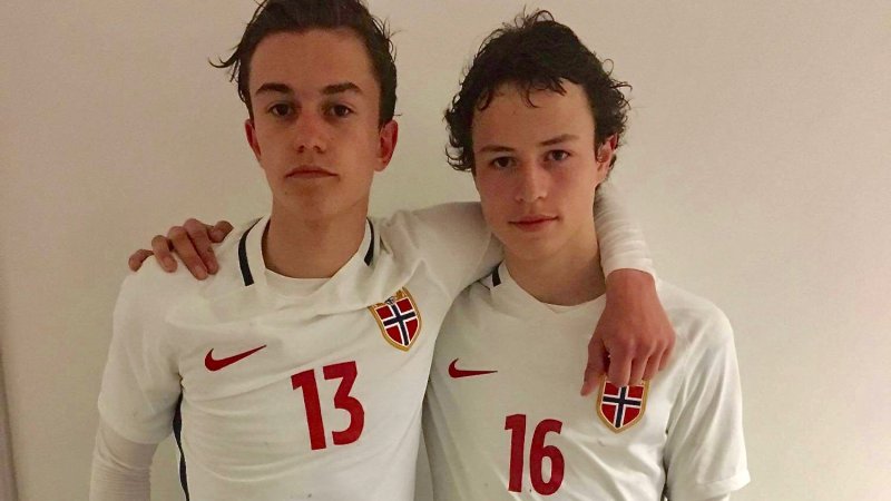 Fra venstre: Martin Riisnæs og Leo Cornic til topps med Norges G16-landslag (Foto: Privat)