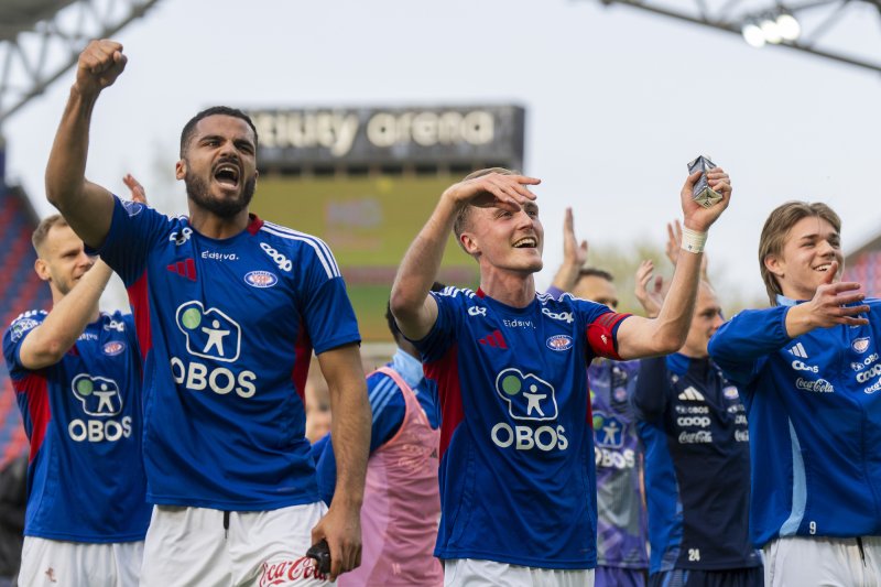 Det var mye å juble for før pause på Åsane Arena (Foto: Fredrik Varfjell / NTB)