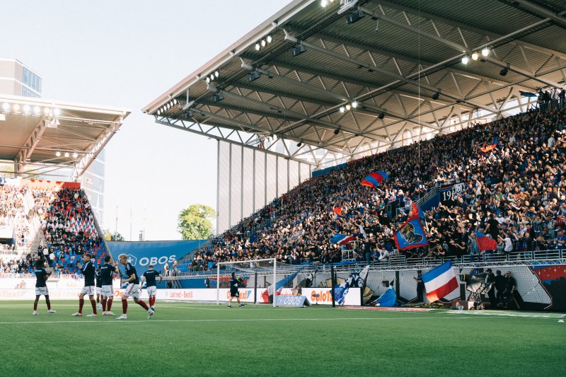 Fullsatt Østblokka 16. mai (Foto: Daniel Kivle)