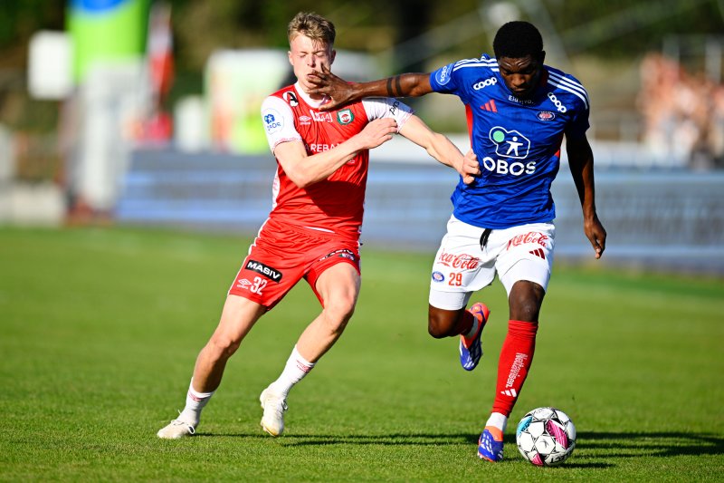 Det var tøffe tak på Bryne stadion lørdag ettermiddag (Foto: Carina Johansen / NTB)