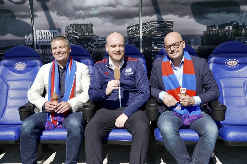 Fra venstre: Salgsdirektør i Hennig-Olsen, Morten Kristensen, salgssjef i Vålerenga, Thomas Kolstad og nasjonal salgssjef i Hennig-Olsen, Kjell Grimstvedt Sydsæter.
